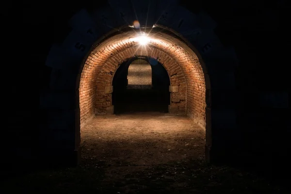 Eski duvarlı yeraltı tüneli