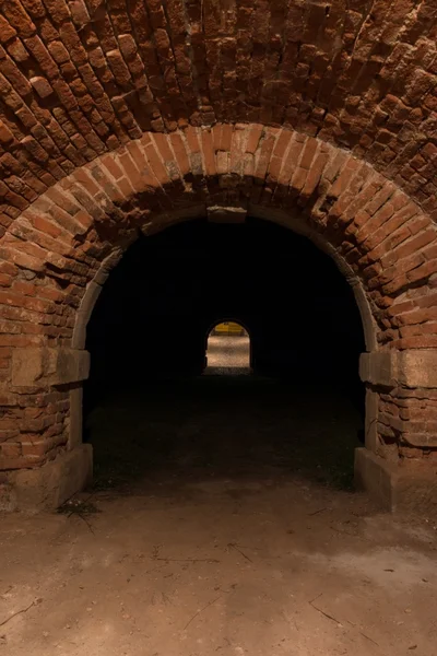 Eski duvarlı yeraltı tüneli