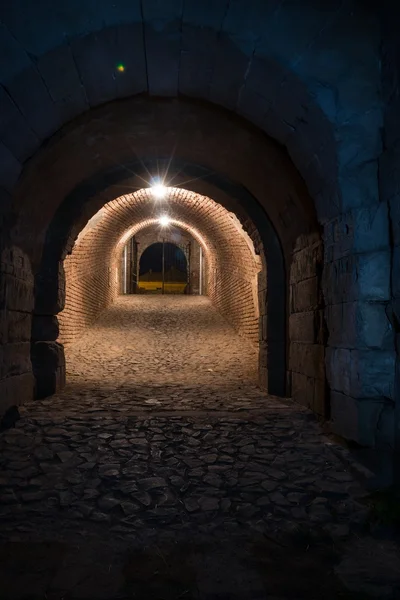 Eski duvarlı yeraltı tüneli