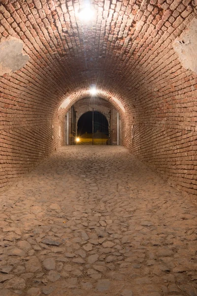 Eski duvarlı yeraltı tüneli