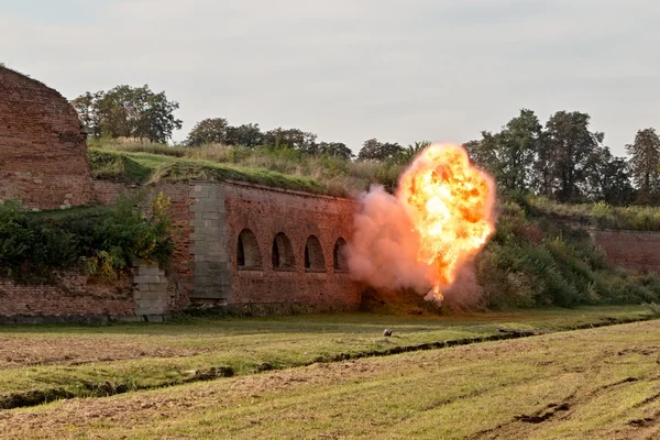 Взрыв и огненный шар — стоковое фото