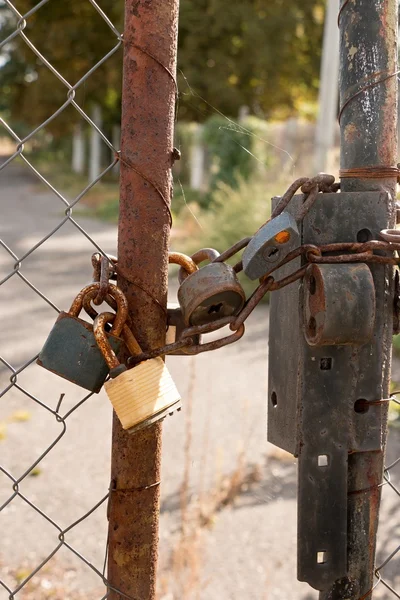 Çelik Kapılar kilitli.