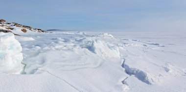 buz ve Tepecik kış barents Denizi kıyısında. PANORA