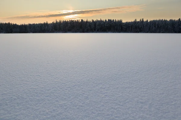 Ahşap kar altında donmuş kış gölde — Stok fotoğraf