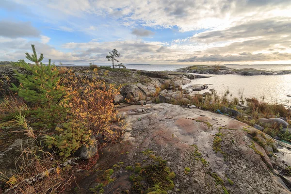 Rocky coast of autumn lake — Stock Photo, Image