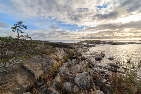 Rocky coast of autumn lake — Stock Photo, Image