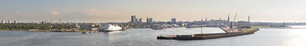 Soort op de stad van Tallinn van de zee. Het panorama — Stockfoto