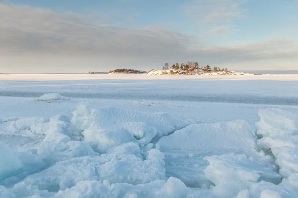 Ghiaccio e hummocks sulla riva del mare d'inverno . — Foto Stock