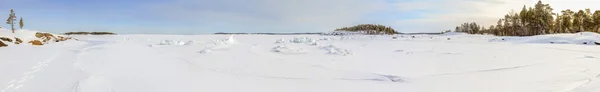 Glace et hummocks au bord de la mer de Barents en hiver. panora — Photo