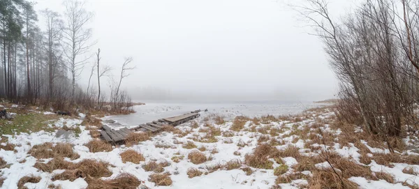 Au lac brumeux gelé . — Photo