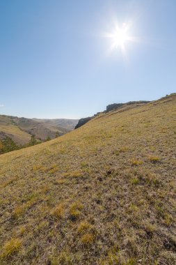 Tepelik bozkır, Baykal Gölü kıyısında.