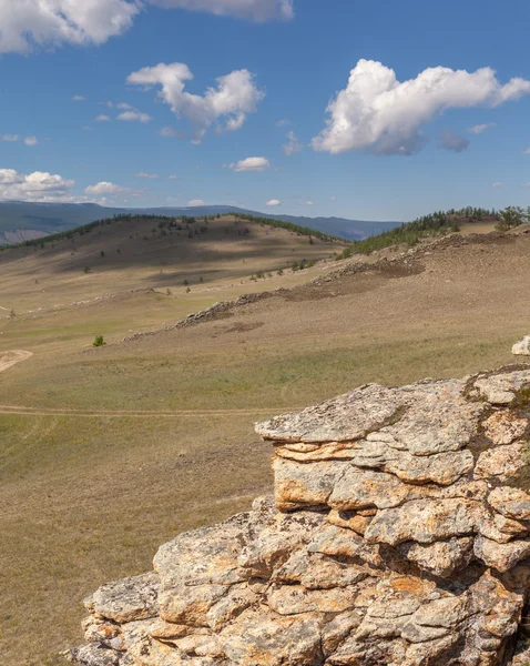 Heuvelachtig steppe, kust van het Baikalmeer. — Stockfoto