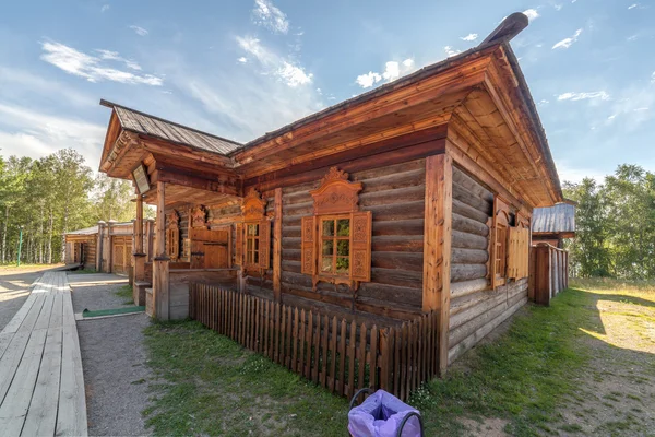 Maisons en bois dans la rue dans le village . — Photo