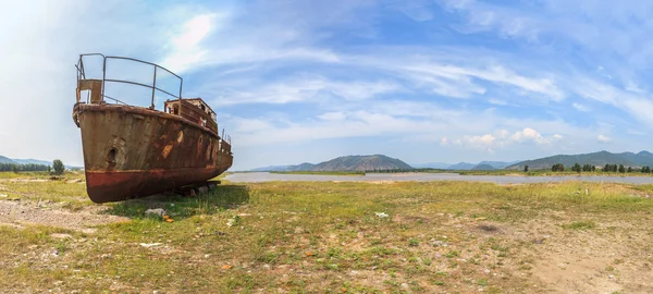  eski nehir kıyısında Selenge gemi.  