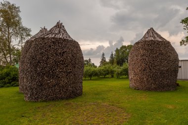 ahşap bir çimenlikte yığını
