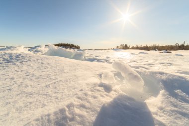 Buz tepecik üzerinde kış coast, Barents Denizi