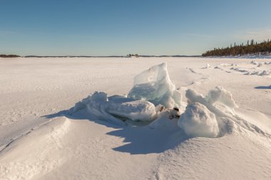 Buz tepecik üzerinde kış coast, Barents Denizi