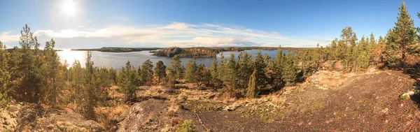 dağda sonbahar Gölü üzerinden görüntülemek