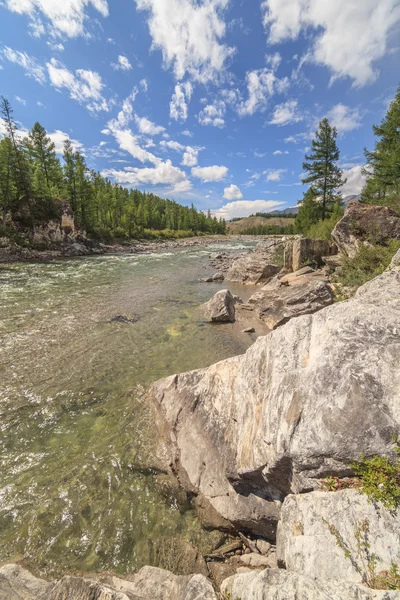 Der Gebirgsfluss irkut im ostsakischen Gebirge. — Stockfoto