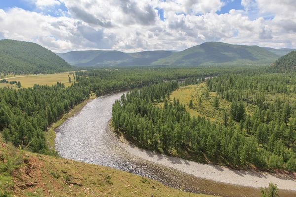 Der Gebirgsfluss irkut im ostsakischen Gebirge. — Stockfoto