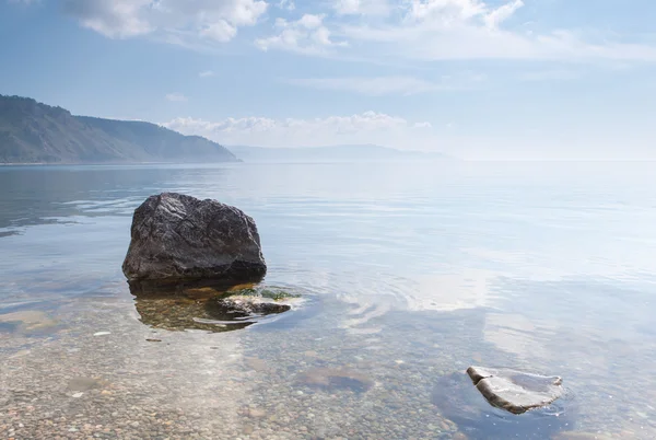 Baykal Gölü kıyısında suda taş. 