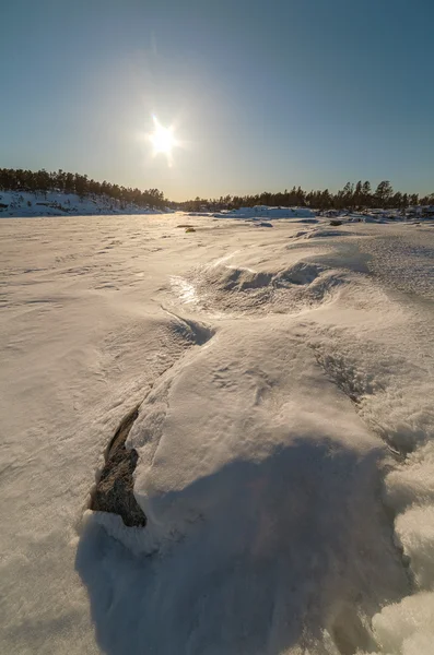 Invierno, costa del lago congelado . — Foto de Stock