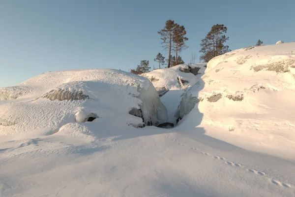 Winter, coast of the frozen lake. — Stock Photo, Image