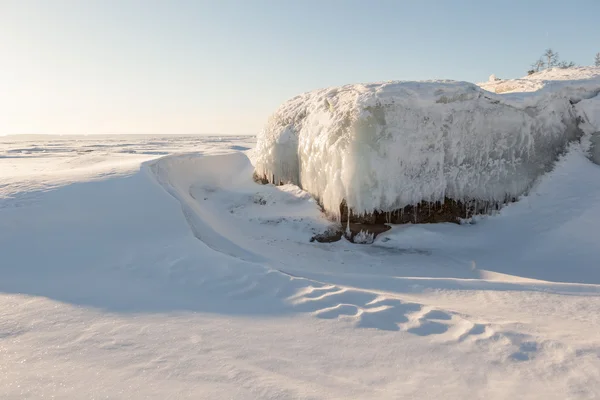 Invierno, costa del lago congelado . —  Fotos de Stock