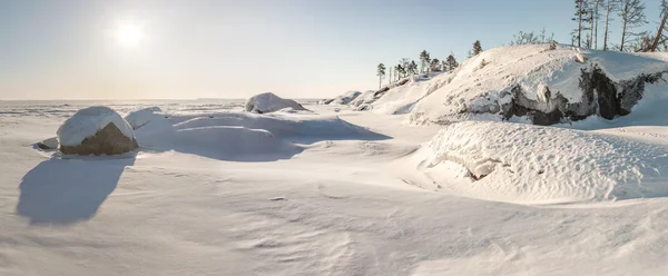 Inverno, costa del lago ghiacciato . — Foto Stock