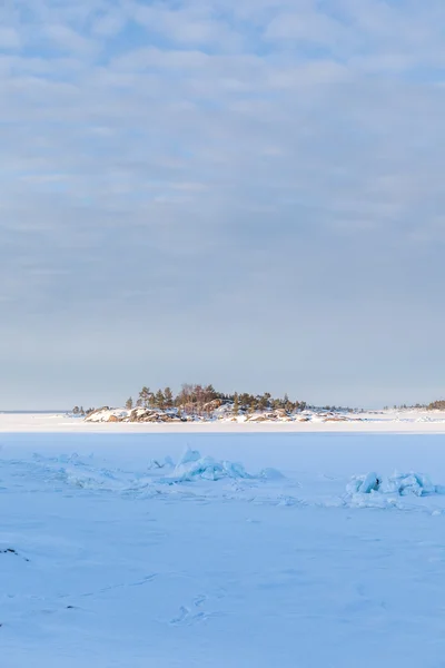 Ghiaccio e hummocks sulla riva del mare d'inverno . — Foto Stock