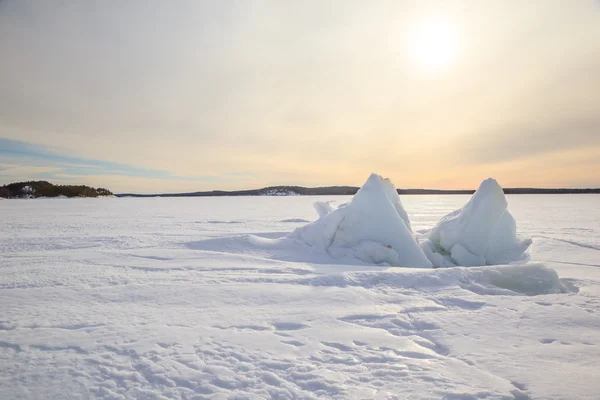 Hummocks de glace sur la côte hivernale de la mer de Barents — Photo