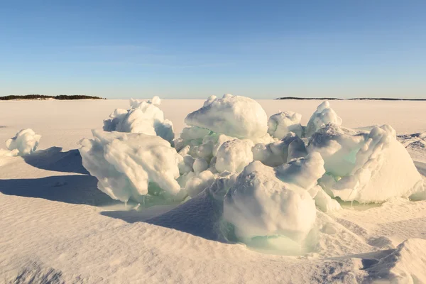 Ice hummocks on winter coast of Barents sea — Stock Photo, Image