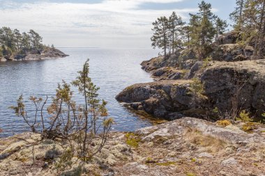 Kayalık sahil göl. Bir manzara