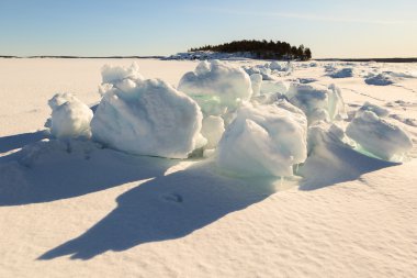 Buz tepecik üzerinde kış coast, Barents Denizi