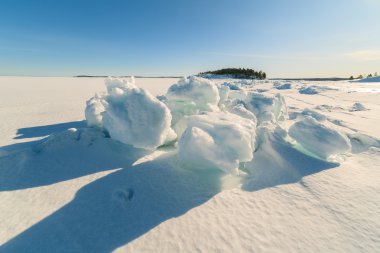 Buz tepecik üzerinde kış coast, Barents Denizi