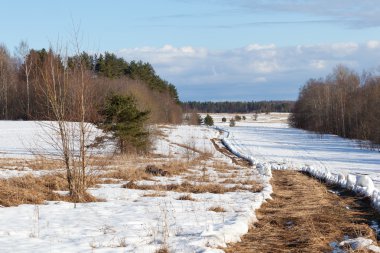 Bahar manzara. Ahşap alan bir kar yola