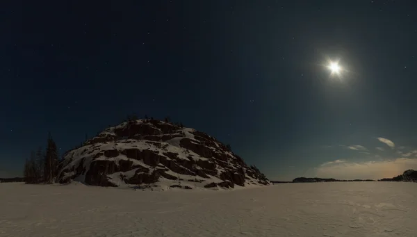 Inverno, costa pedregosa de lago noturno. Uma paisagem de inverno — Fotografia de Stock