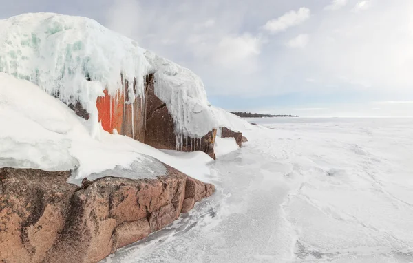 Inverno, costa del lago ghiacciato Nella giornata di sole . — Foto Stock