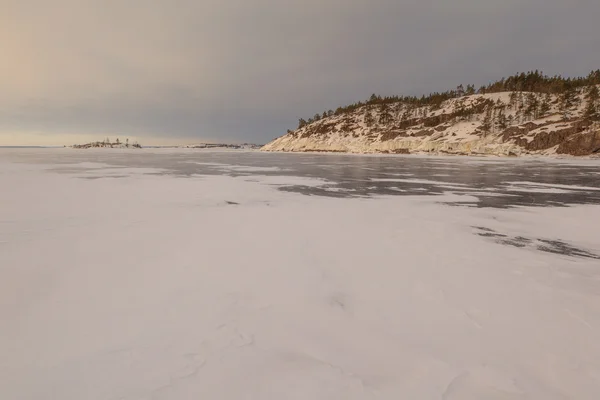 Inverno, costa del lago ghiacciato . — Foto Stock