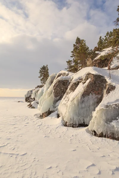 Inverno, costa del lago ghiacciato . — Foto Stock