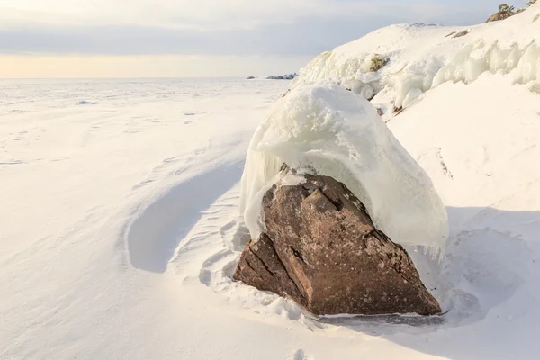 Winter, coast of the frozen lake. — Stock Photo, Image