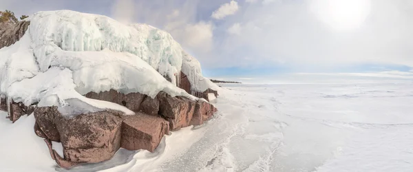 Зима, узбережжя замерзлого озера . — стокове фото
