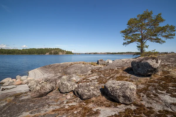 Felsige Küste des Sees. — Stockfoto