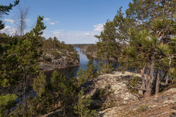 Felsige Küste des Sees. eine Landschaft — Stockfoto