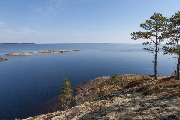 Felsige Küste des Sees. eine Landschaft — Stockfoto