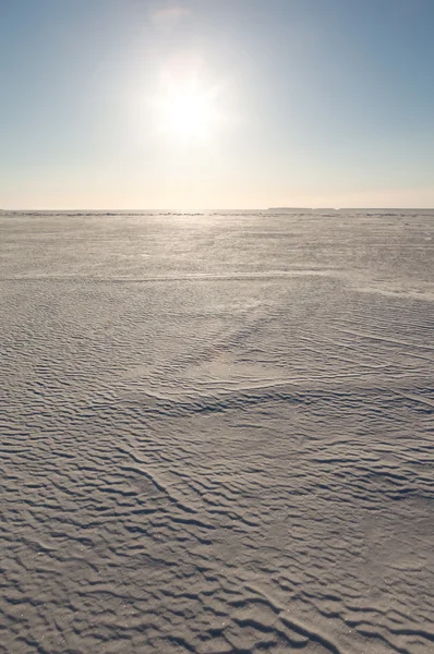 Sunny day on the frozen winter lake. — Stock Photo, Image