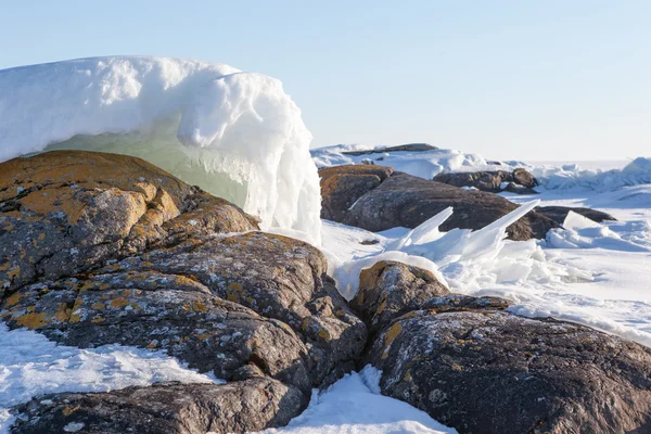 Winter, coast of the frozen lake. — Stock Photo, Image