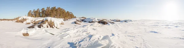 Сонячний день на замерзлому зимовому озері . — стокове фото