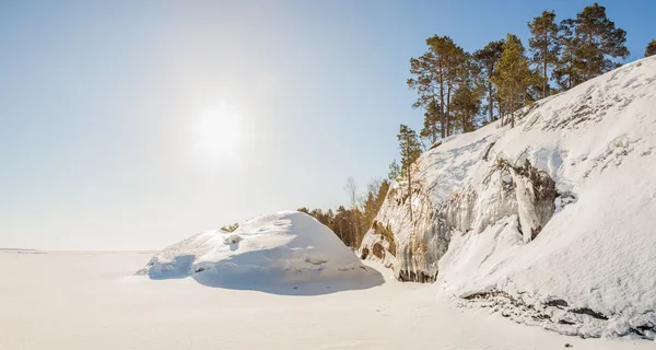 Giornata di sole sul lago invernale ghiacciato . — Foto Stock