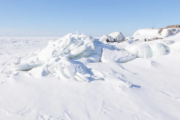 A fagyasztott téli tó napos. — Stock Fotó